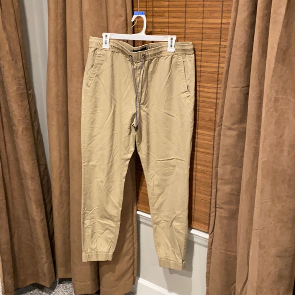Men’s khaki joggers with drawstring and pockets